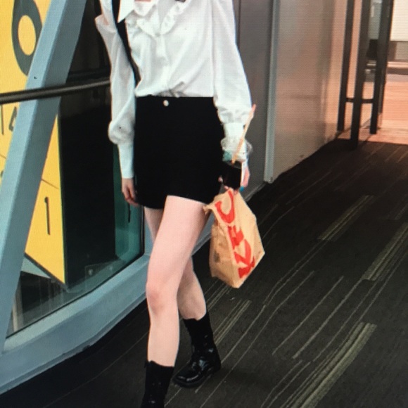 Black jeans and feminine shorts - Picture 2 of 3